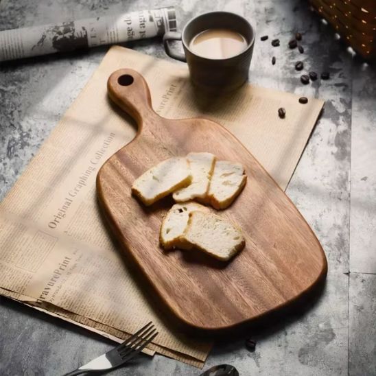 planche à découper en bois marron