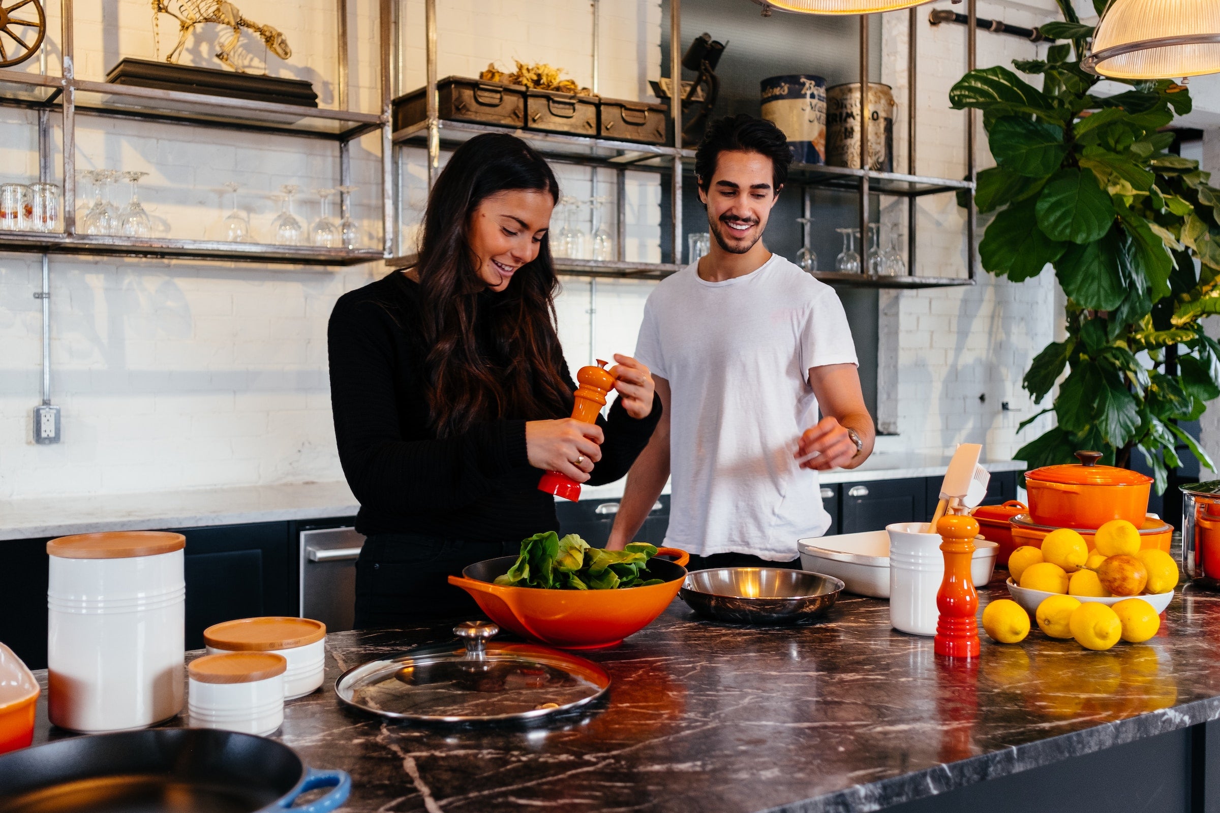 un couple qui fait de la découpe en cuisine - découpe cuisine